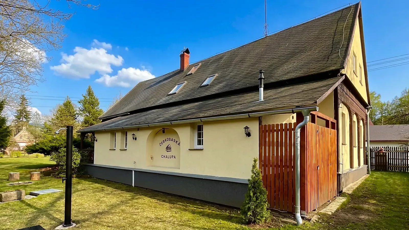 Seitenansicht des Hauses mit Garten