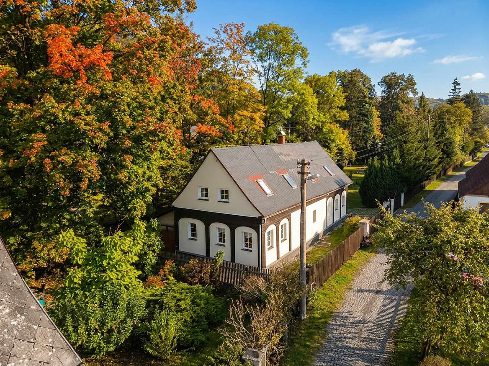 Českosaská chalupa in Dolní Chřibská zwischen herbstlichen Bäumen