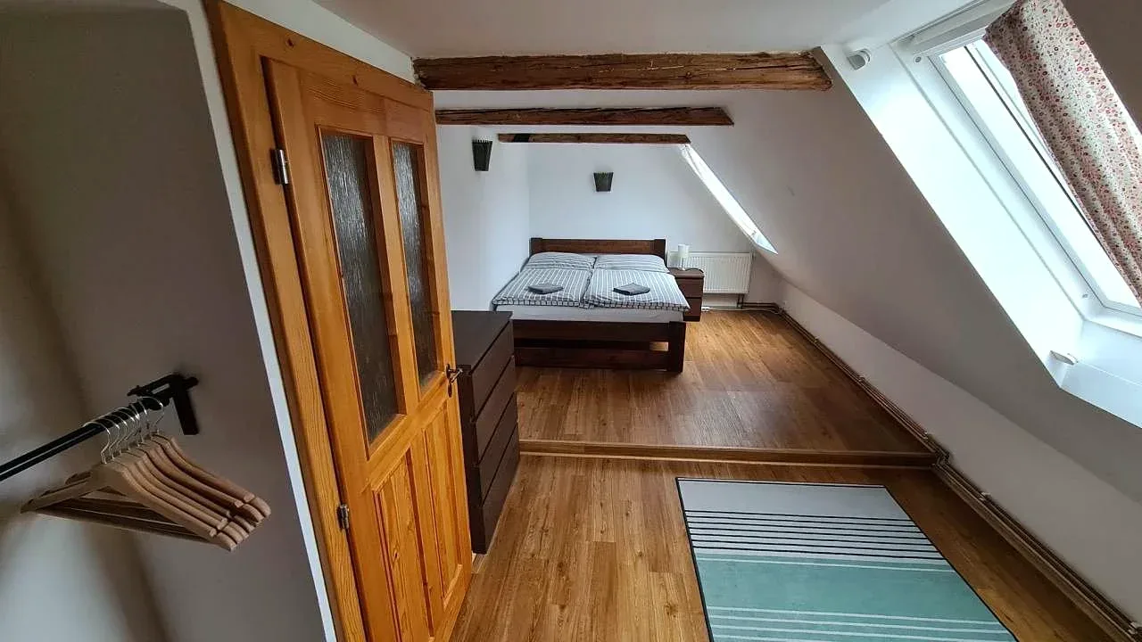 Schlafzimmer 2 – Doppelbett im Dachzimmer mit Galerie