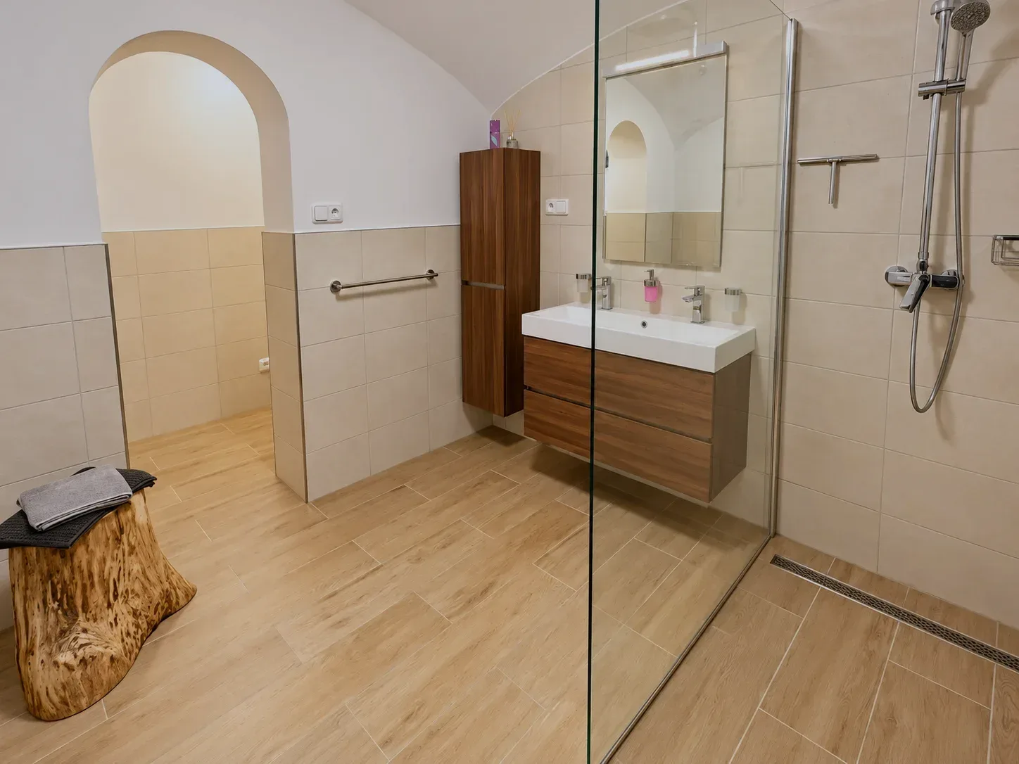 Bad im Erdgeschoss mit Dusche