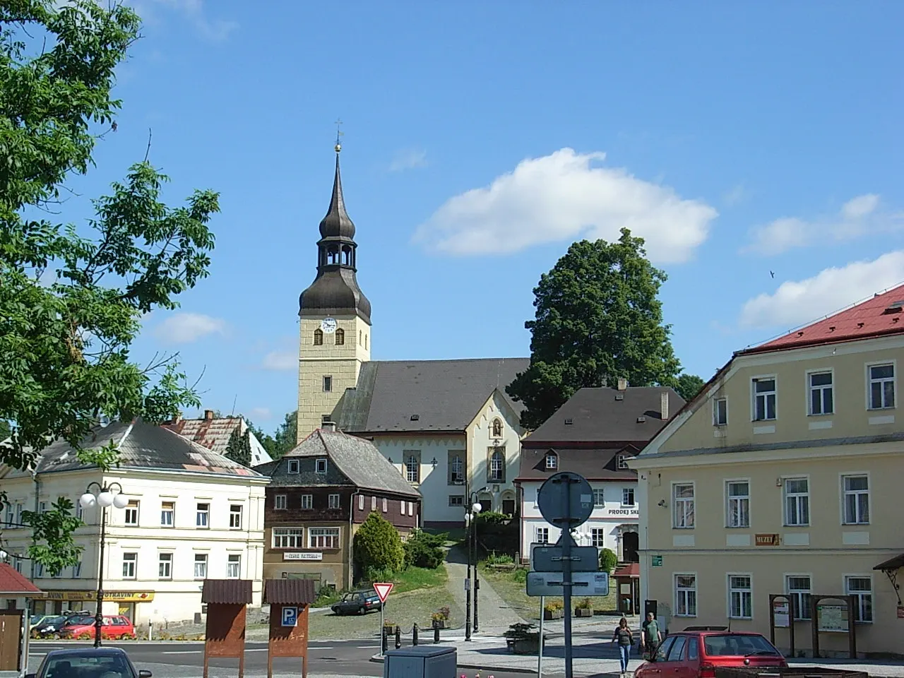 The town square of Chřibská with its church
