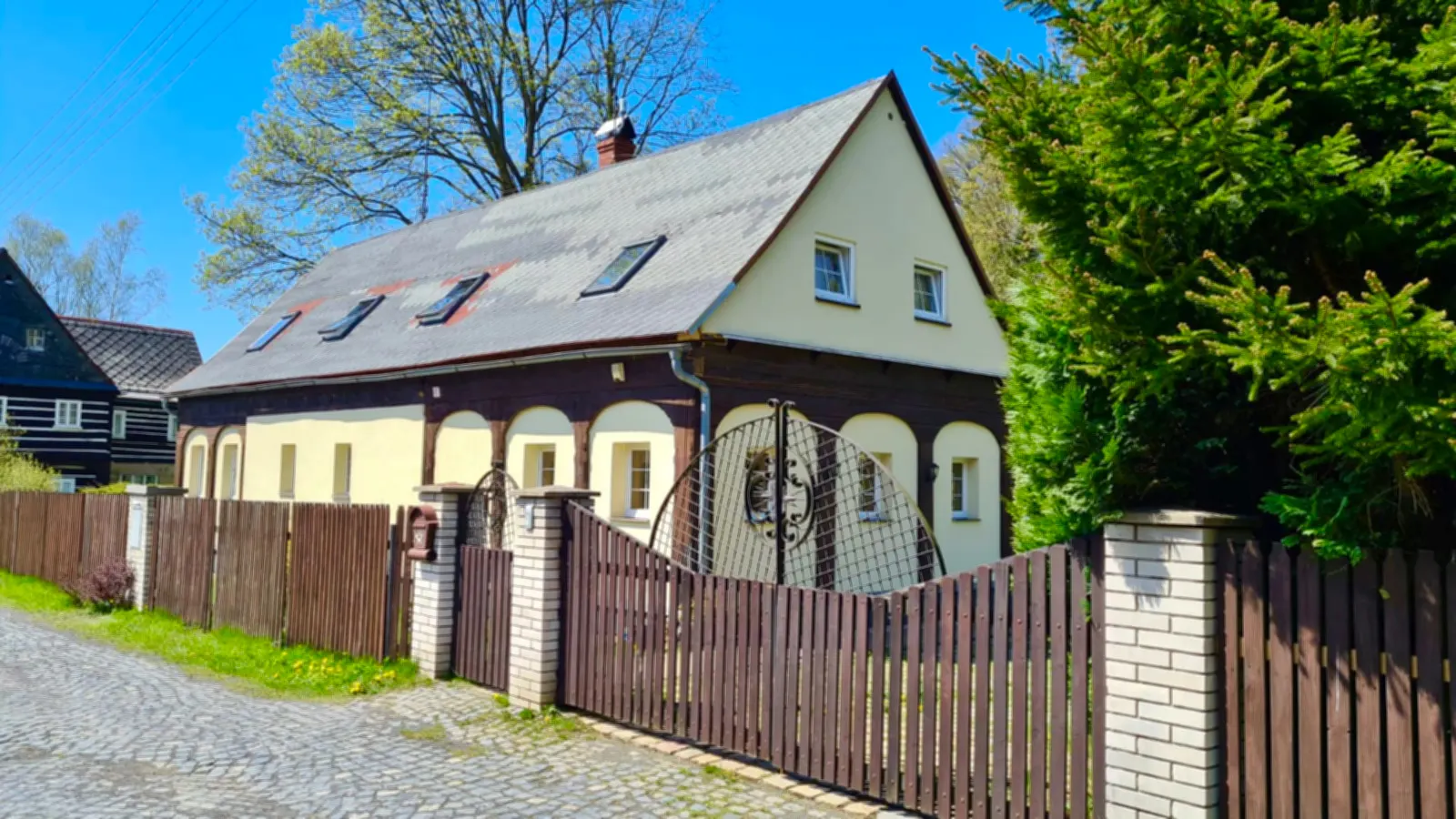 Českosaská chalupa von der Straße, ein traditionelles Umgebindehaus