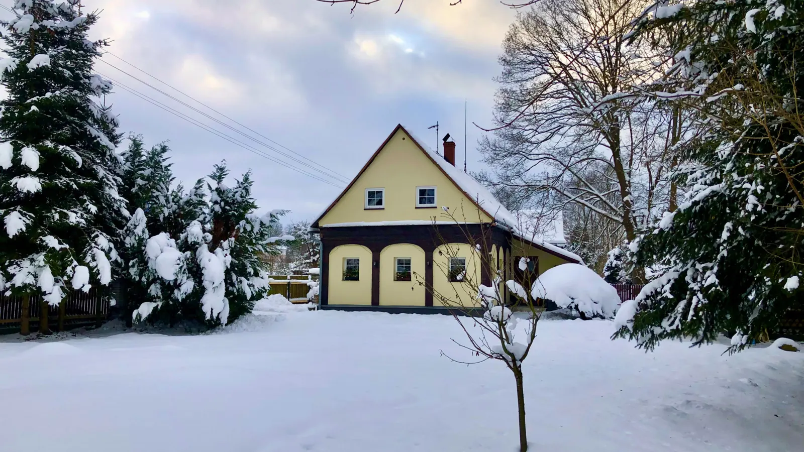 Das Haus im winterlichen Schnee