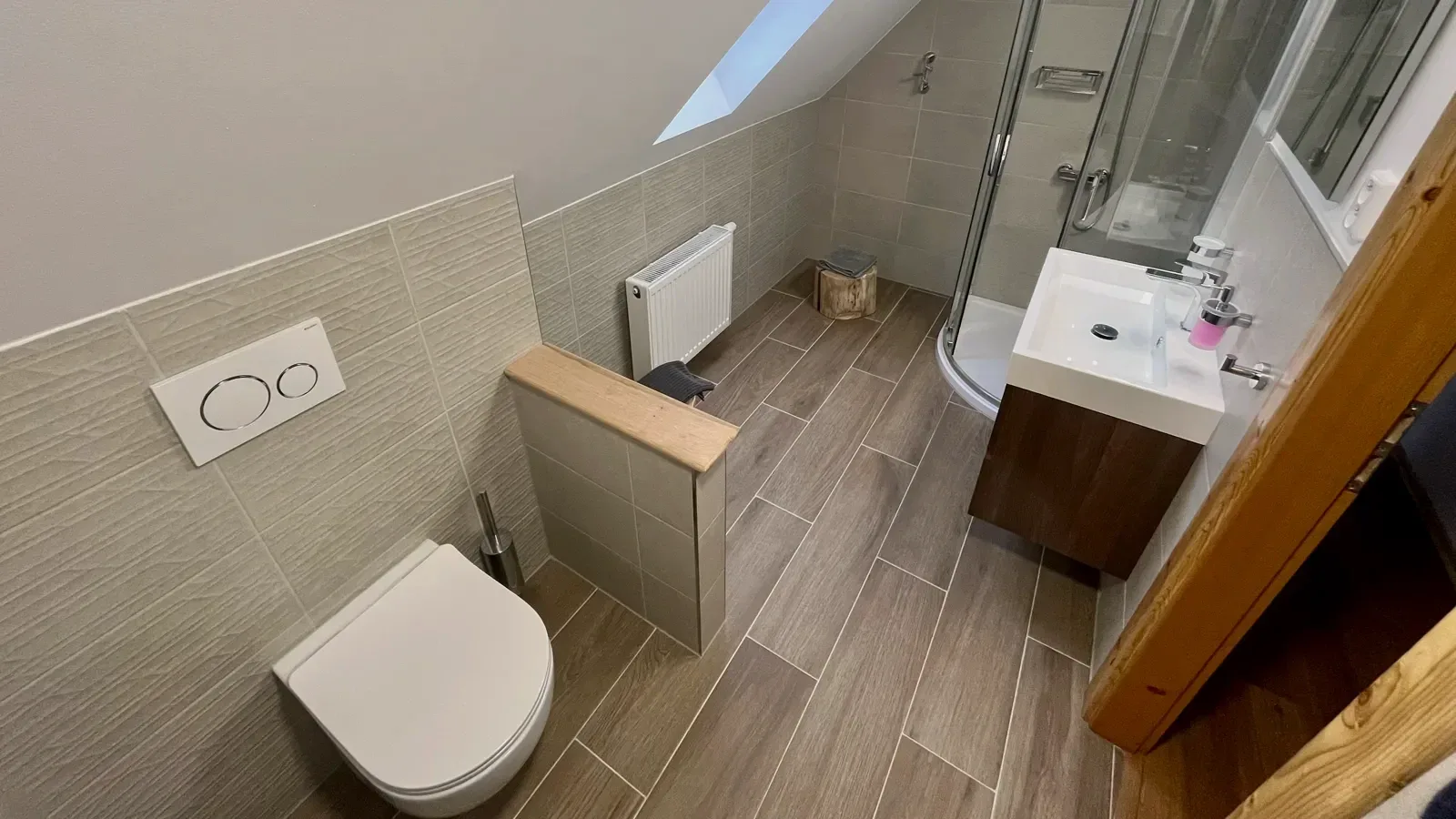 Bad im Obergeschoss mit Dusche und WC