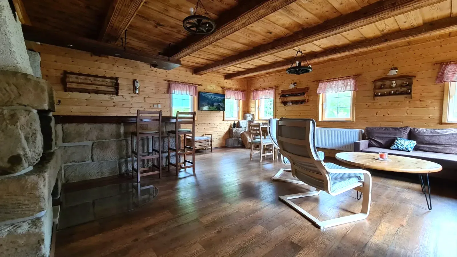 Gemeinschaftsraum mit Sandsteinkamin und Bar