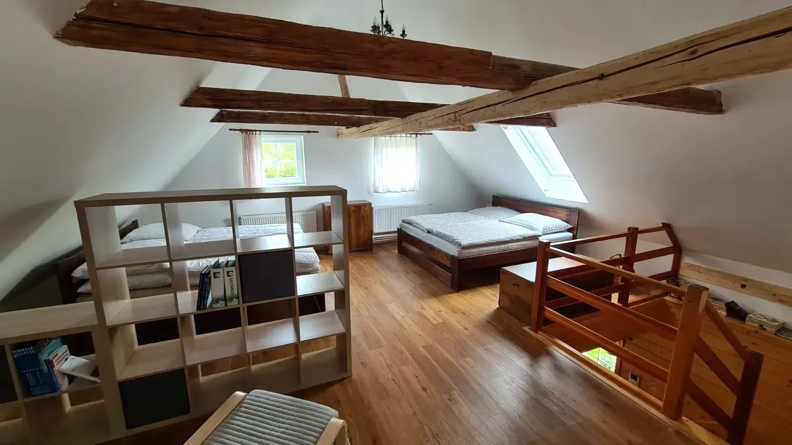 Schlafzimmer 1 im Dachgeschoss mit zwei Doppelbetten