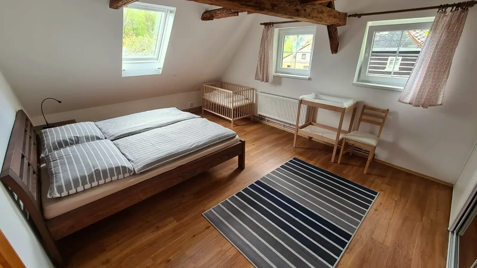 Schlafzimmer 3 mit Doppelbett und Kinderbett