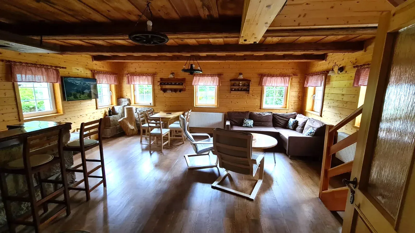 Gemeinschaftsraum mit Holzdecke und Sofa
